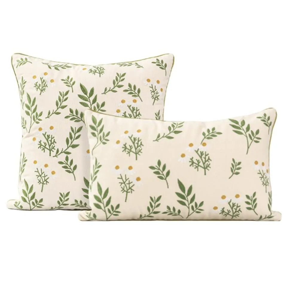 Daisy-patterned Throw Pillow