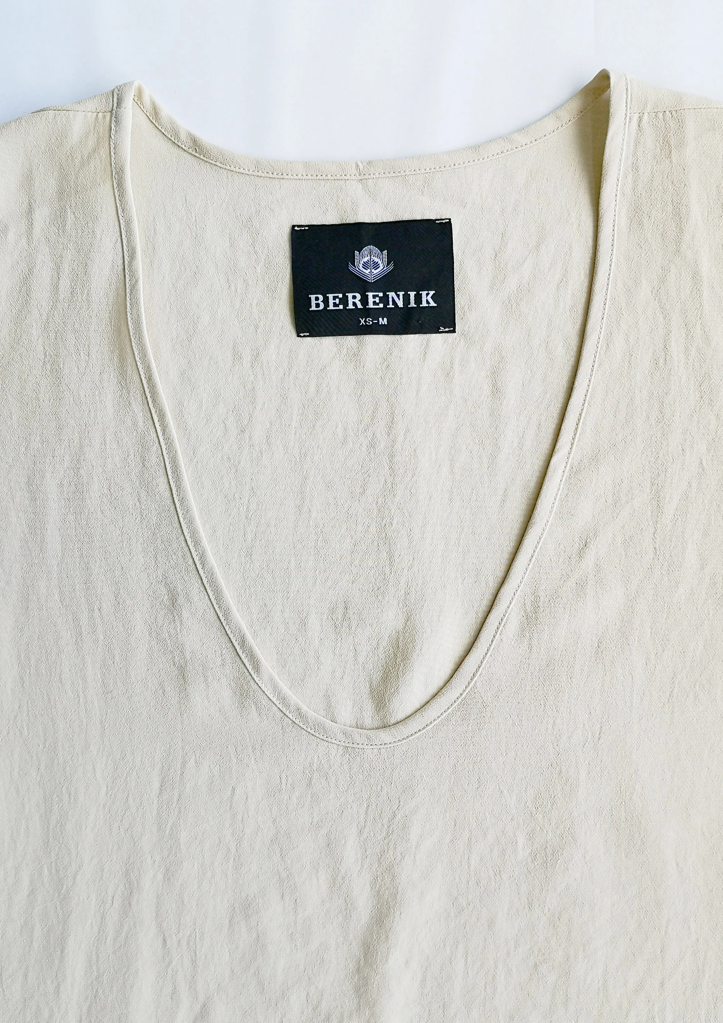 SHIRT SLEEVELESS-V-COLLAR CREME