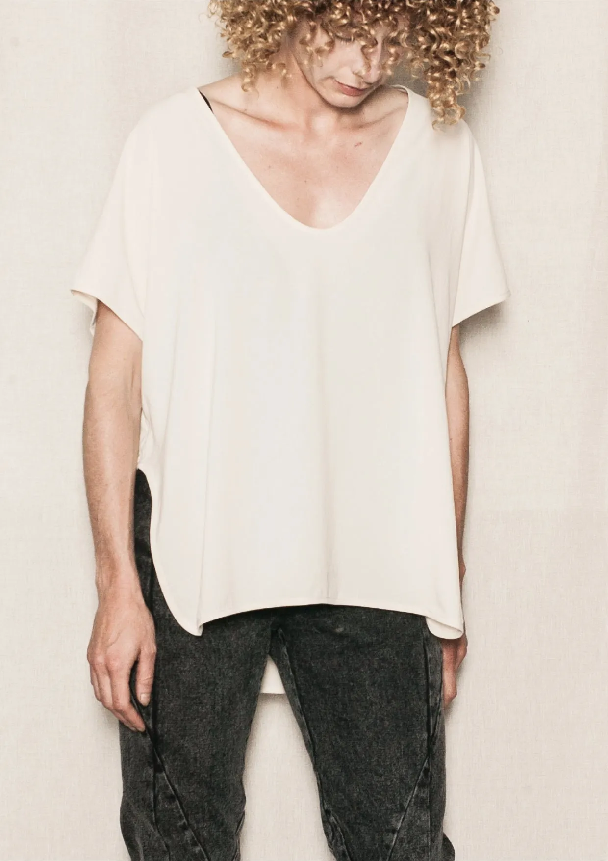 SHIRT SLEEVELESS-V-COLLAR CREME